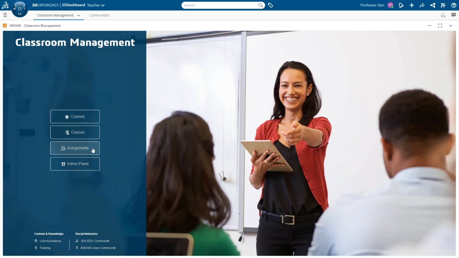 Eine aufgeschlossene Frau arbeitet an der Benutzeroberfläche der 3DEXPERIENCE Plattform