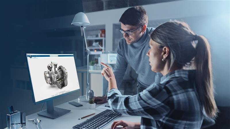 Zwei Arbeitskollegen betrachten CATIA-Modell am Bildschirm