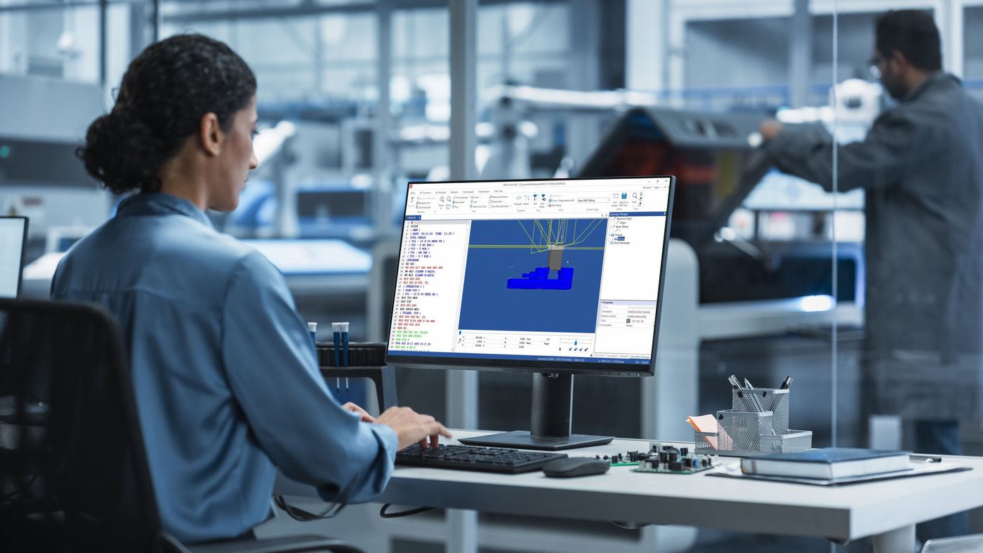 Arbeitsplatz Person CIMCO Software Person am Arbeitsplatz mit geöffneter CIMCO Software