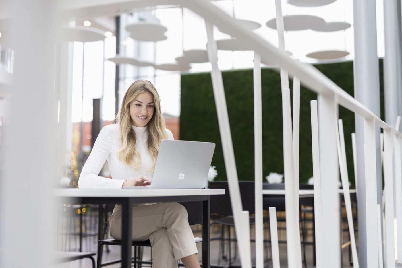 frau-mit-laptop-arbeiten