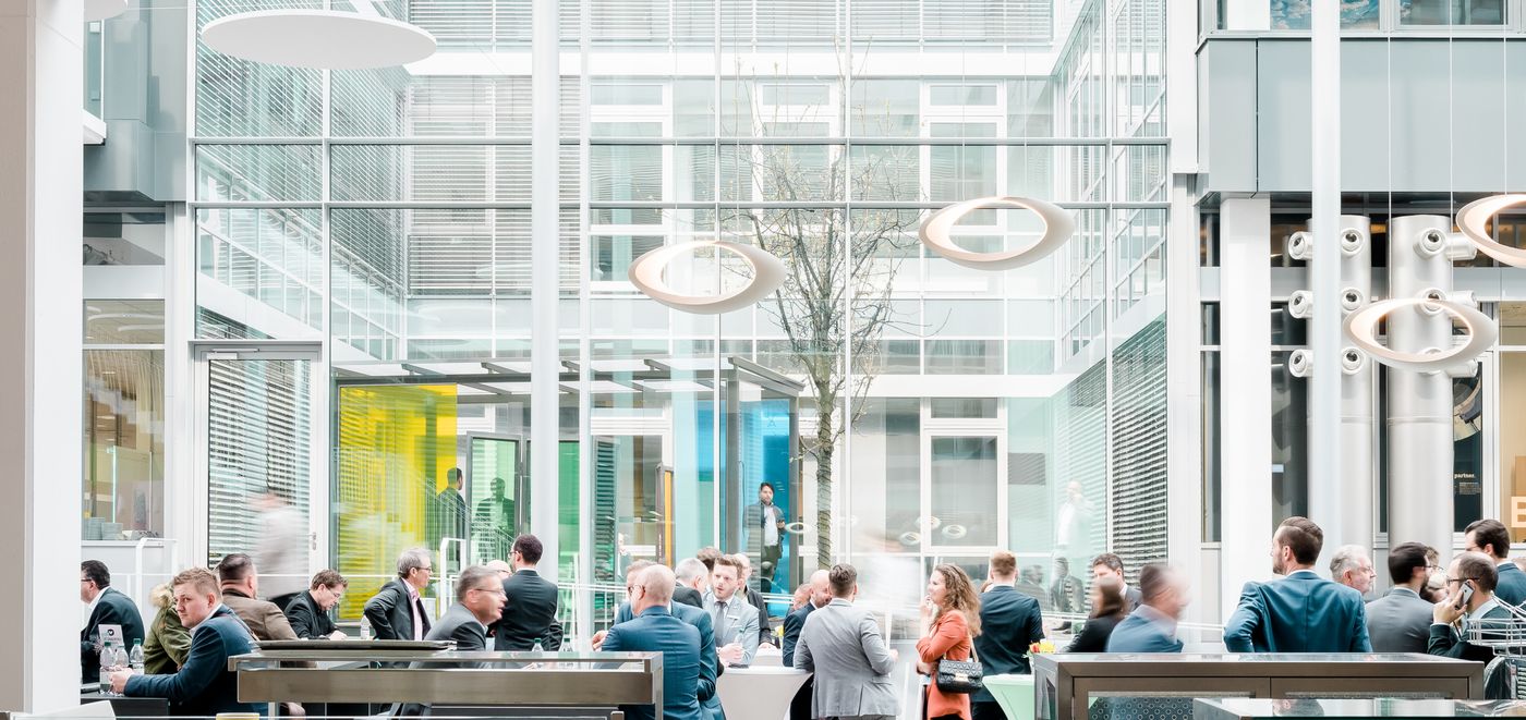 menschen-bei-event-bechtleplm