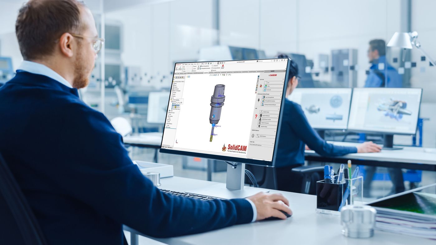 Person am Arbeitsplatz arbeitet mit SolidCAM Person nutzt SolidCAM Software am Bildschirm