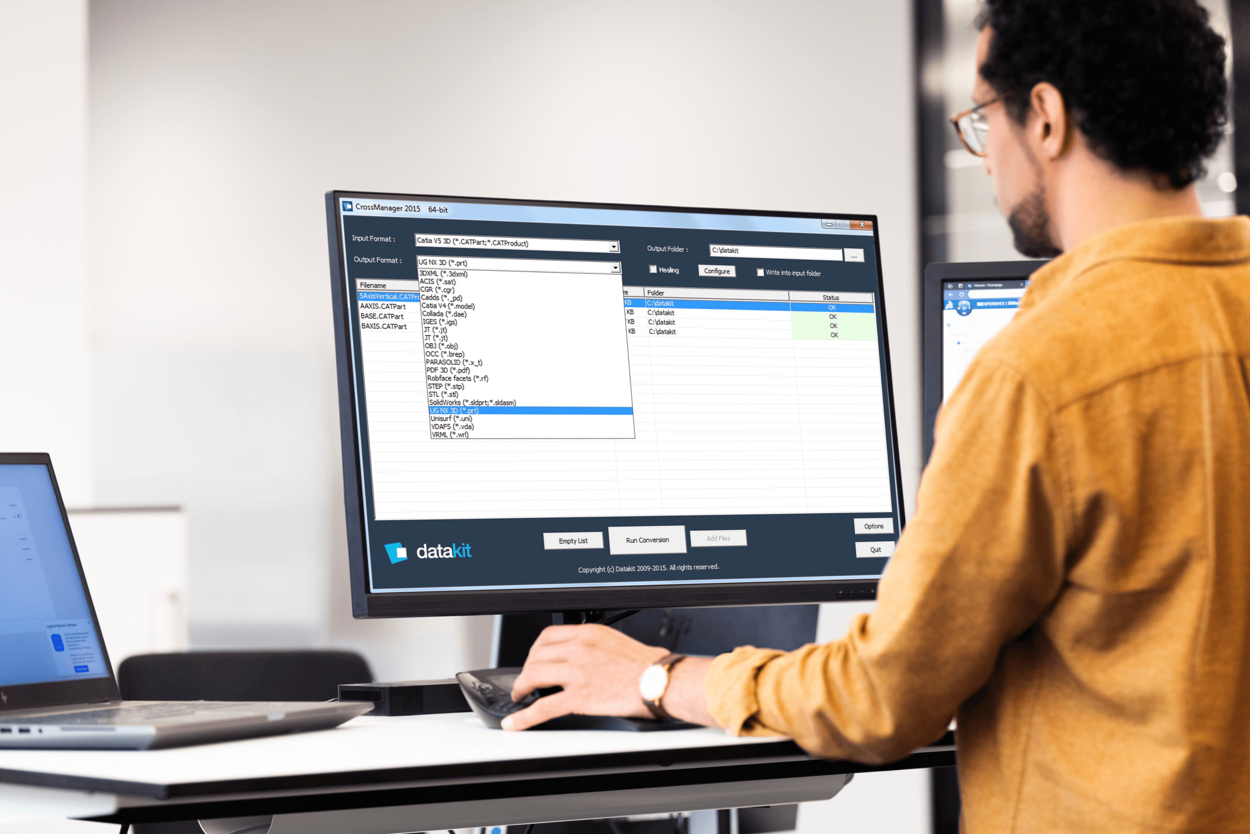 Person arbeitet mit Datakit Software am Bildschirm