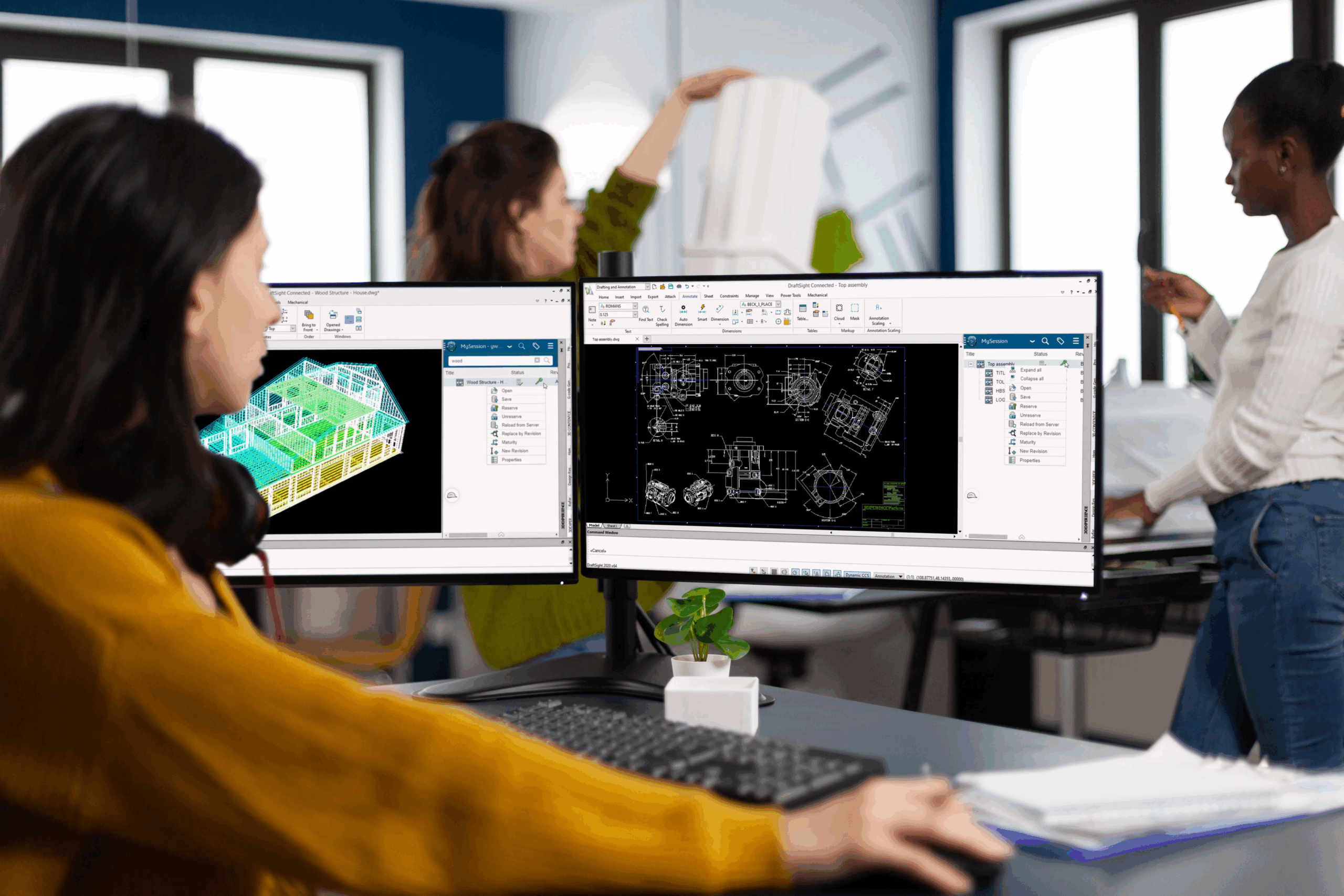 Person arbeitet mit DraftSight am Bildschirm