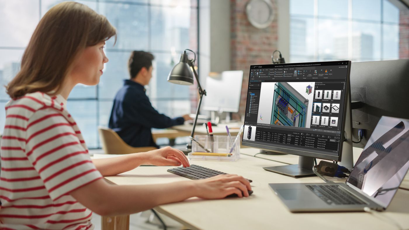 Person am Arbeitsplatz mit Eplan Person nutzt Eplan Software am Arbeitsplatz
