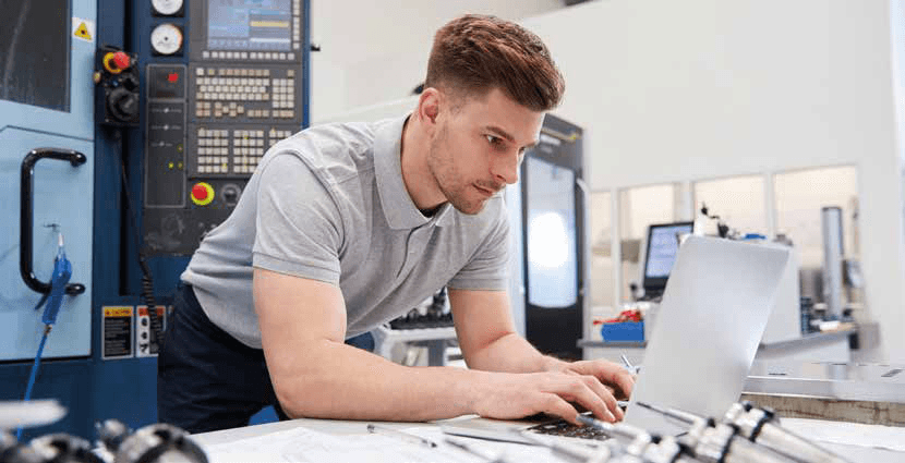 person-in-der-fertigung-am-laptop