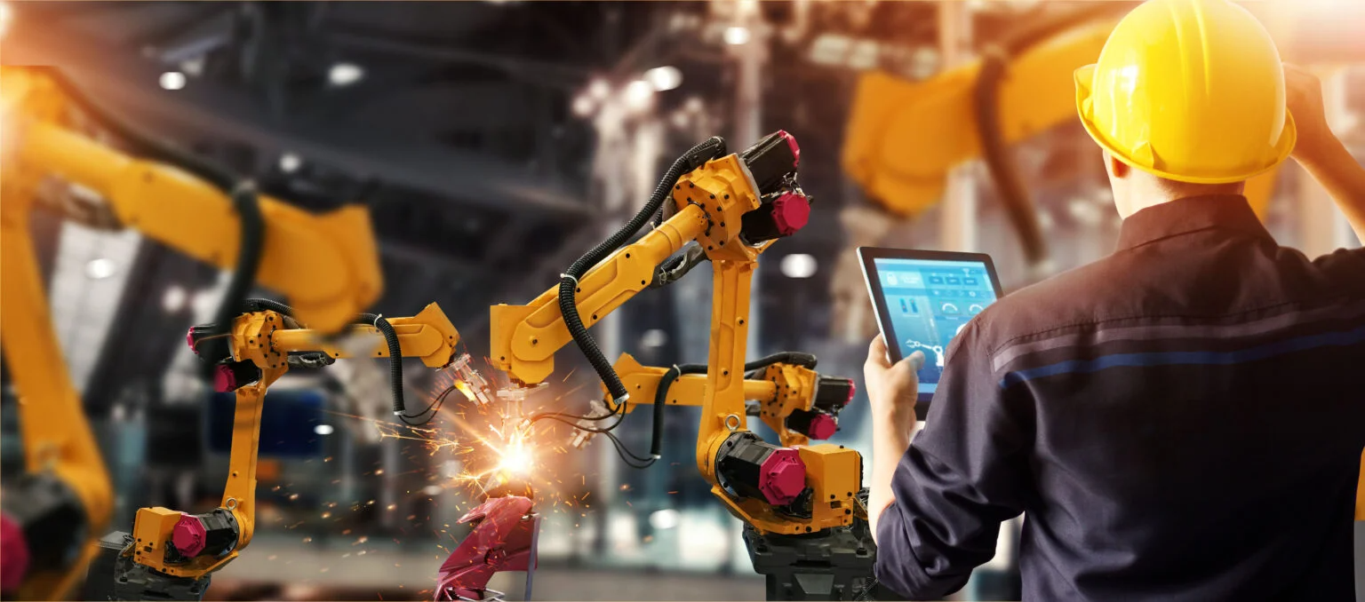 Industrieroboter im Einsatz innerhalb eines automatisierten Fertigungsprozesses