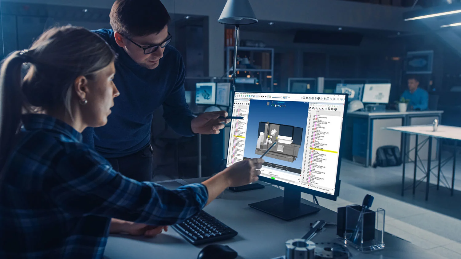Ein Team arbeitet gemeinsam an einem digitalen Modell am PC
