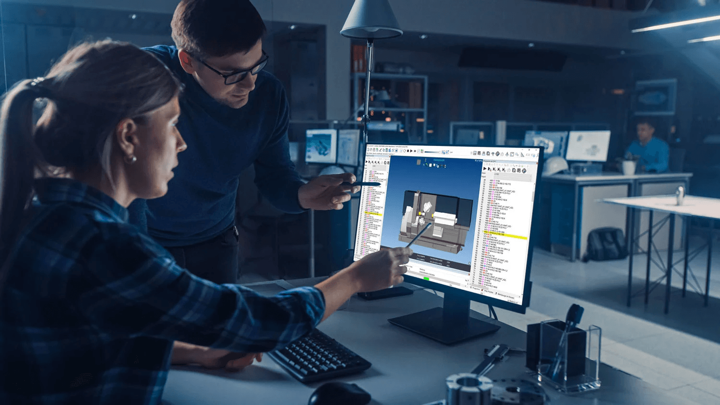 Team an PC-Modell Ein Team arbeitet gemeinsam an einem digitalen Modell am PC
