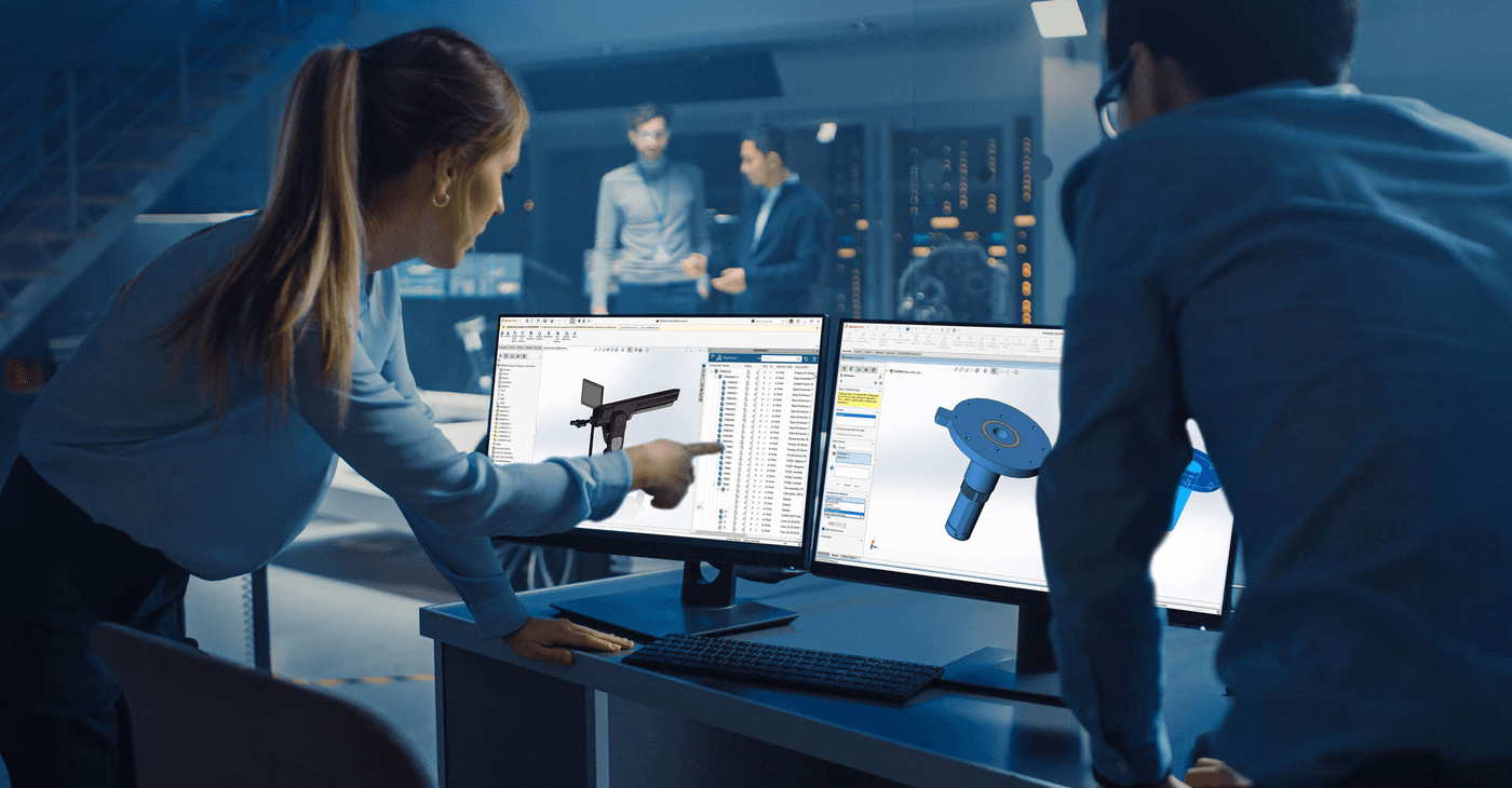 zwei-personen-mit-produktdatenmanagement-bildschirm